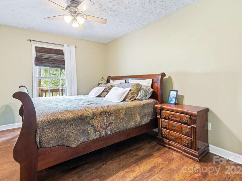 122 Ramsey Road, Asheville, NC 28806.  MLS# CAR4233927, YatesRealty ID 9551. Main-level primary bedroom