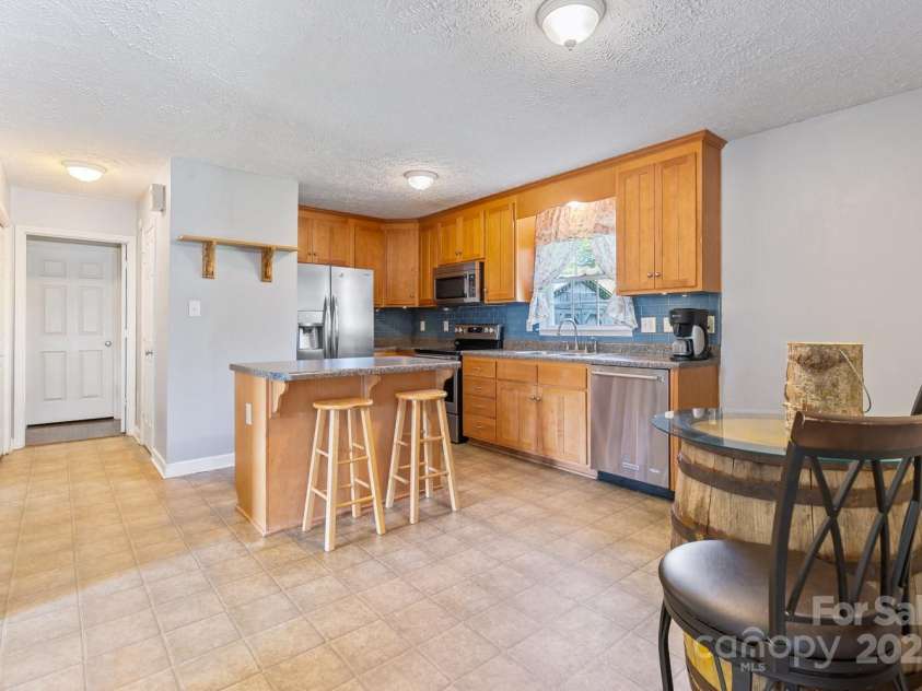 122 Ramsey Road, Asheville, NC 28806.  MLS# CAR4233927, YatesRealty ID 9551. Spacious kitchen with a cozy breakfast nook, ideal for casual dining.