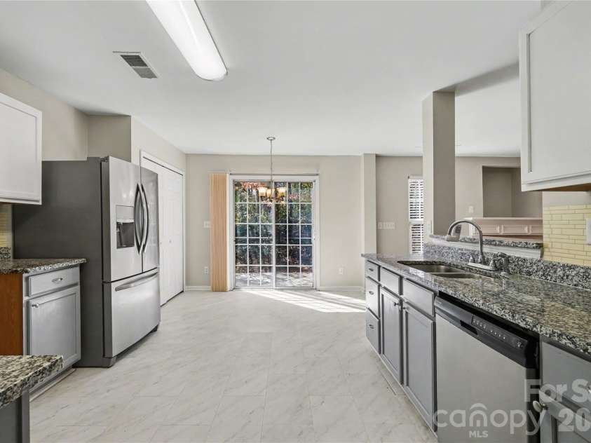 3810 Brookchase Lane, Charlotte, NC 28205.  MLS# CAR4347267, YatesRealty ID 9555. Kitchen