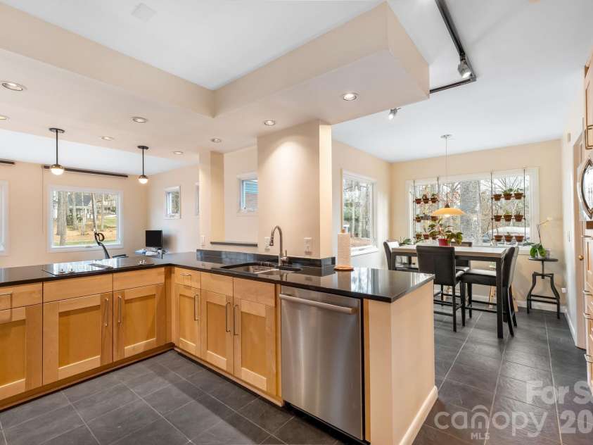 600 Boyce Road, Charlotte, NC 28211.  MLS# CAR4348806, YatesRealty ID 9558. 