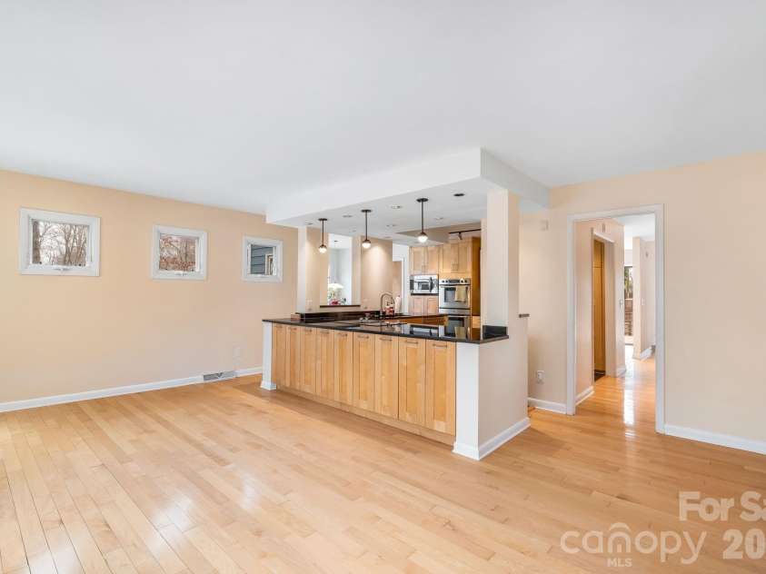600 Boyce Road, Charlotte, NC 28211.  MLS# CAR4348806, YatesRealty ID 9558. 