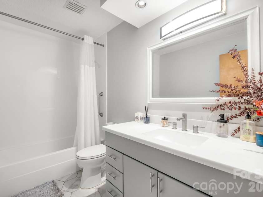600 Boyce Road, Charlotte, NC 28211.  MLS# CAR4348806, YatesRealty ID 9558. 