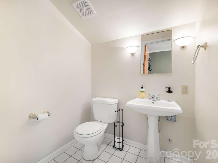 600 Boyce Road, Charlotte, NC 28211.  MLS# CAR4348806, YatesRealty ID 9558. ADU Half Bath