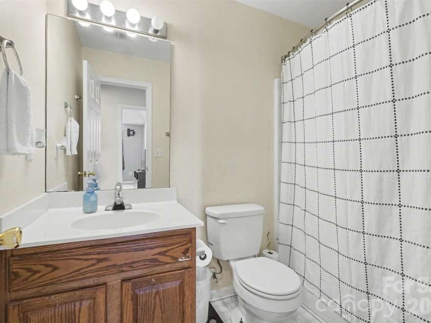 7720 Shiny Meadow Lane, Charlotte, NC 28215.  MLS# CAR4366062, YatesRealty ID 9559. Second Full Bathroom located on the second floor