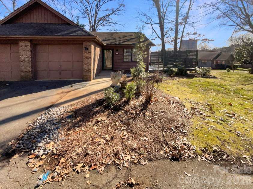 498 Glory Court, Fort Mill, SC 29715.  MLS# CAR4340447, YatesRealty ID 9561. 