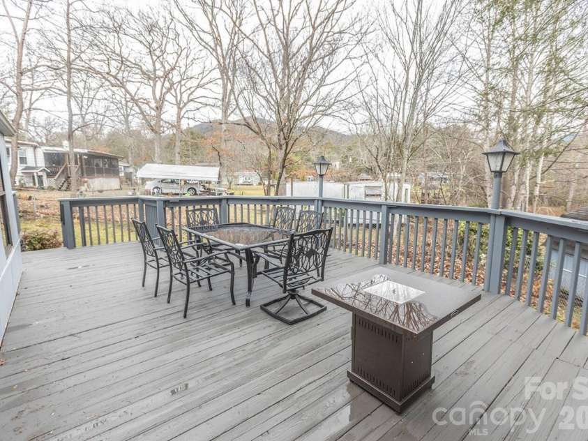 101 6th Street, Black Mountain, NC 28711.  MLS# CAR4357567, YatesRealty ID 9567. 