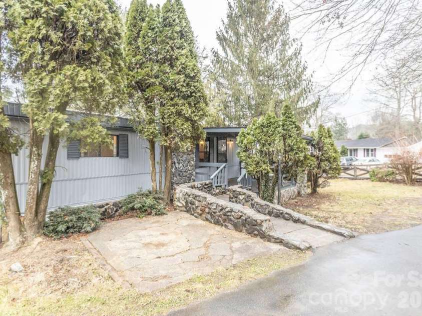 101 6th Street, Black Mountain, NC 28711.  MLS# CAR4357567, YatesRealty ID 9567. 