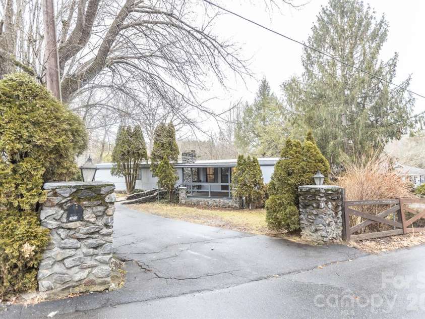 101 6th Street, Black Mountain, NC 28711.  MLS# CAR4357567, YatesRealty ID 9567. 