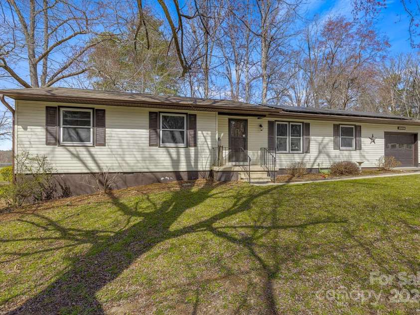 110 Cannon Drive, Hendersonville, NC 28792.  MLS# CAR4237899, YatesRealty ID 9568. 