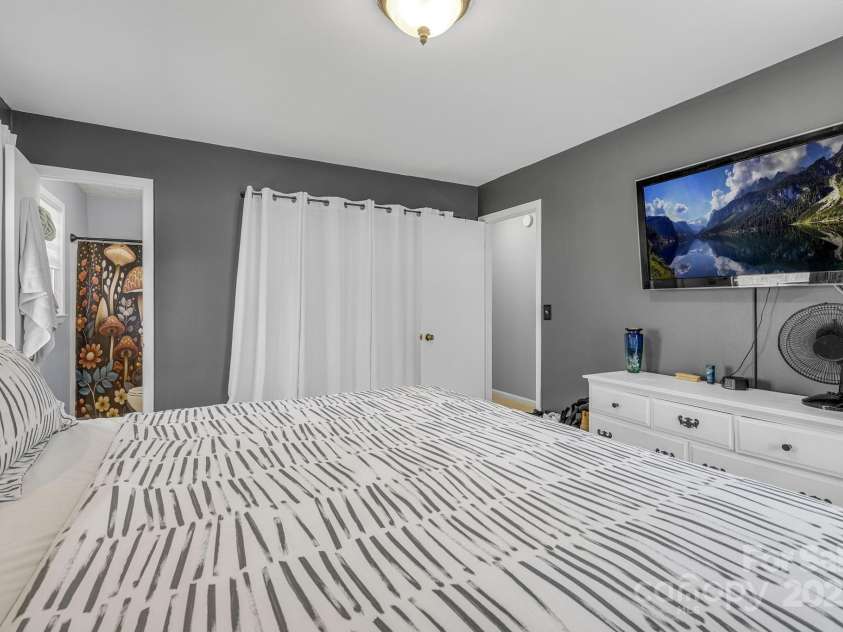 110 Cannon Drive, Hendersonville, NC 28792.  MLS# CAR4237899, YatesRealty ID 9568. 