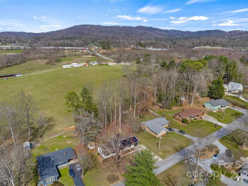 110 Cannon Drive, Hendersonville, NC 28792.  MLS# CAR4237899, YatesRealty ID 9568. 