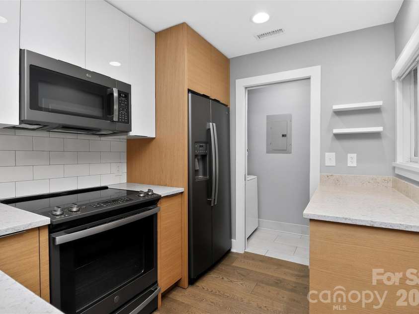 603 Queens Road, Charlotte, NC 28207.  MLS# CAR4366177, YatesRealty ID 9568. Clever design allows for separate laundry area, convenient and luxurious kitchen. 