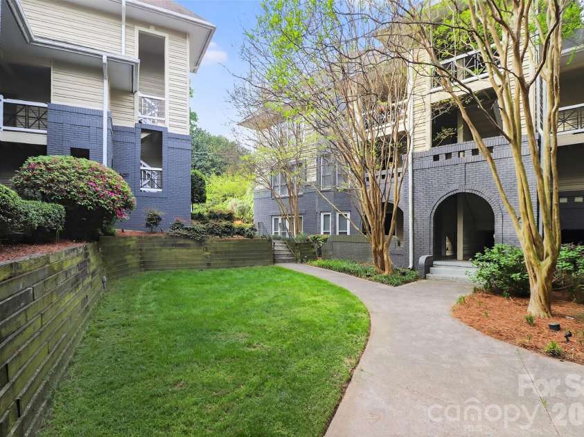 603 Queens Road, Charlotte, NC 28207.  MLS# CAR4366177, YatesRealty ID 9568. Courtyard