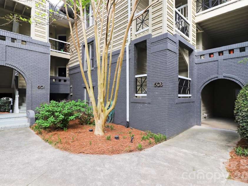 603 Queens Road, Charlotte, NC 28207.  MLS# CAR4366177, YatesRealty ID 9568. Courtyard