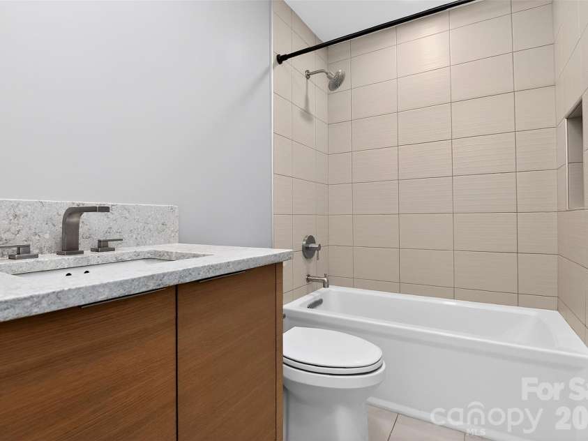 603 Queens Road, Charlotte, NC 28207.  MLS# CAR4366177, YatesRealty ID 9568. Even the second bath is well-appointed! 