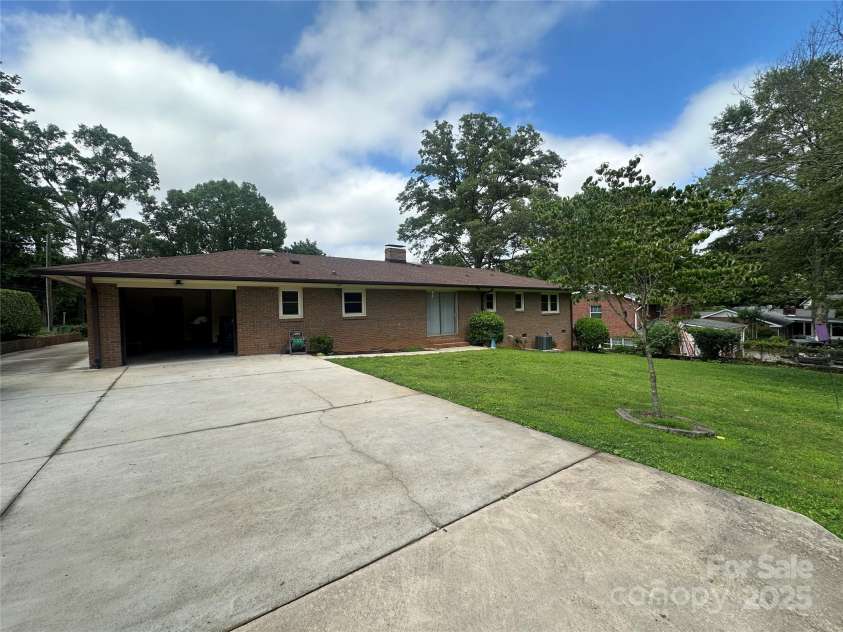 1115 Dumbarton Road, Gastonia, NC 28054.  MLS# CAR4312086, YatesRealty ID 957. 