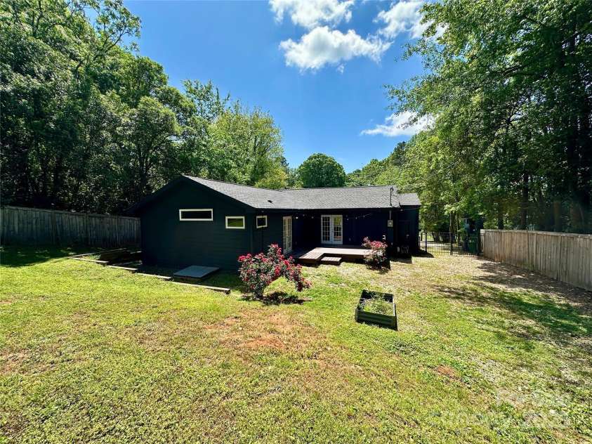 3452 Airlie Street, Charlotte, NC 28205.  MLS# CAR4197942, YatesRealty ID 9572. 