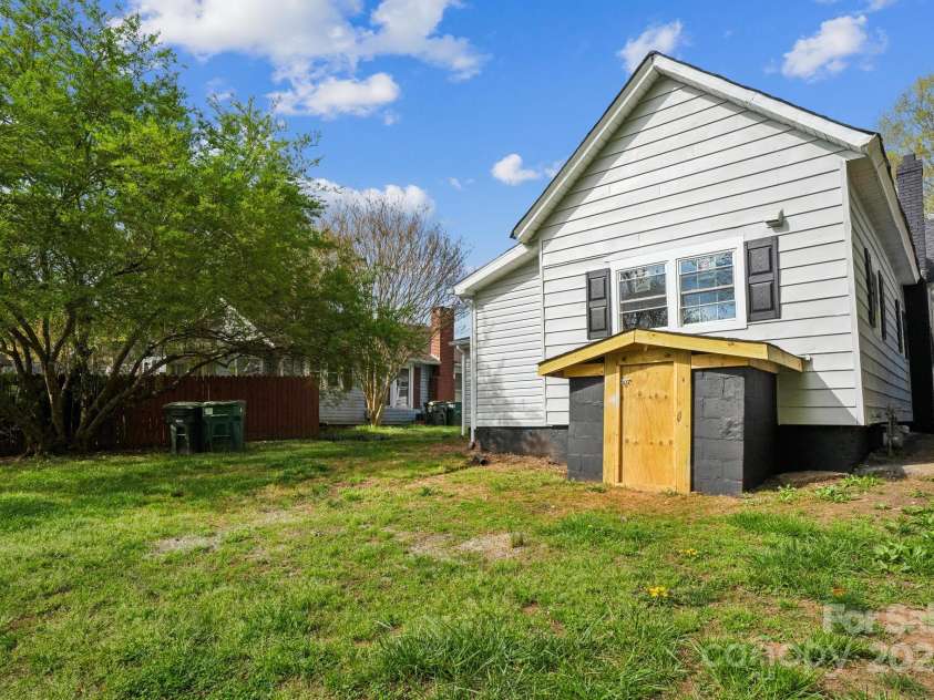 221 Davis Avenue, Newton, NC 28658.  MLS# CAR4242744, YatesRealty ID 9574. 