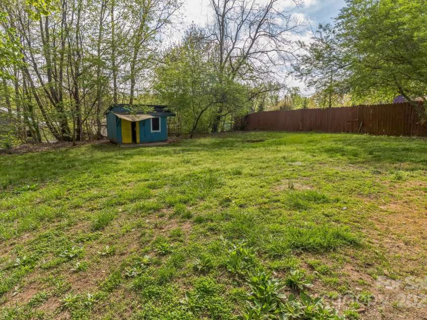 221 Davis Avenue, Newton, NC 28658.  MLS# CAR4242744, YatesRealty ID 9574. 