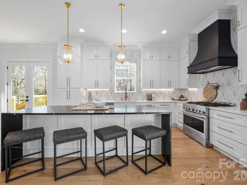 100 Brackenbury Lane, Charlotte, NC 28270.  MLS# CAR4352384, YatesRealty ID 9578. Kitchen.