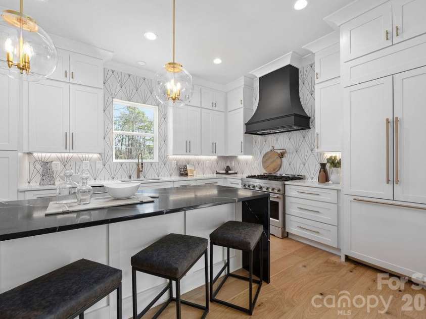 100 Brackenbury Lane, Charlotte, NC 28270.  MLS# CAR4352384, YatesRealty ID 9578. Kitchen.