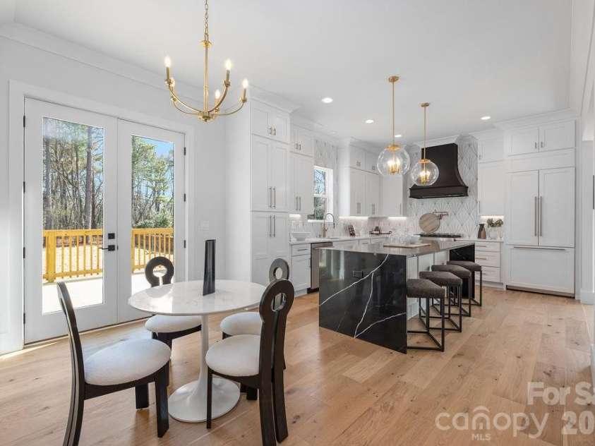 100 Brackenbury Lane, Charlotte, NC 28270.  MLS# CAR4352384, YatesRealty ID 9578. Kitchen and breakfast area.