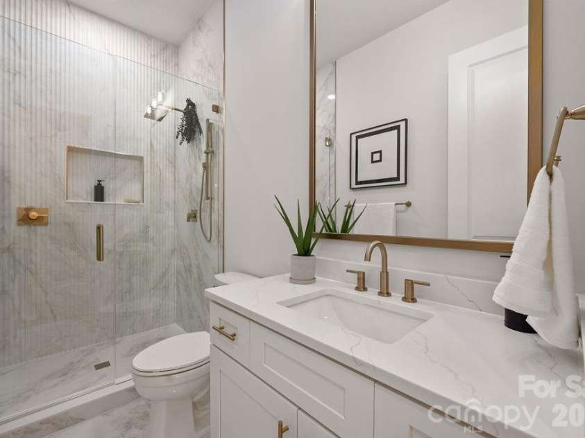 100 Brackenbury Lane, Charlotte, NC 28270.  MLS# CAR4352384, YatesRealty ID 9578. Main level full bath.