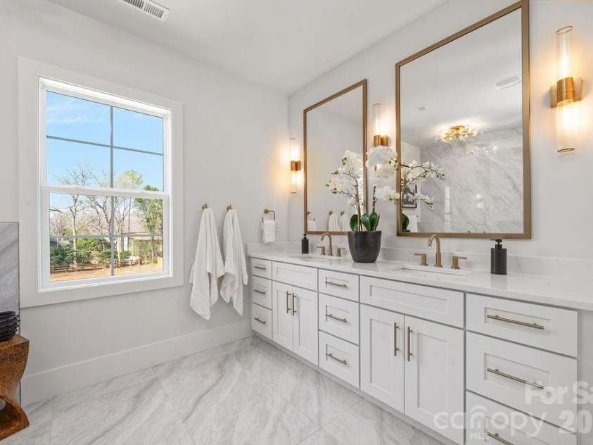 100 Brackenbury Lane, Charlotte, NC 28270.  MLS# CAR4352384, YatesRealty ID 9578. Primary bath.