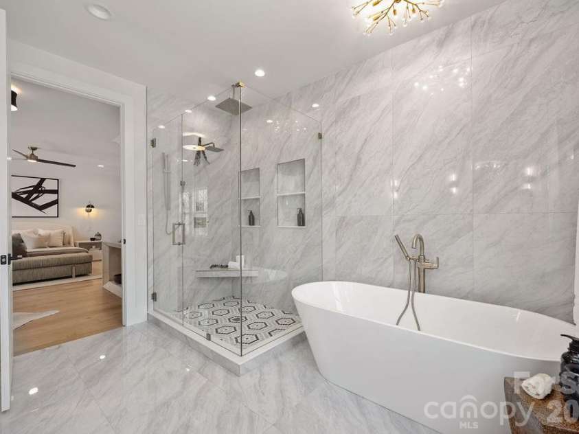 100 Brackenbury Lane, Charlotte, NC 28270.  MLS# CAR4352384, YatesRealty ID 9578. Primary bath.