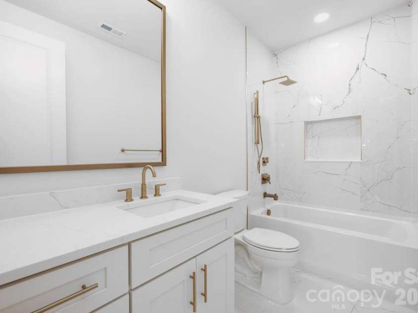 100 Brackenbury Lane, Charlotte, NC 28270.  MLS# CAR4352384, YatesRealty ID 9578. Upper level guest full bath. 