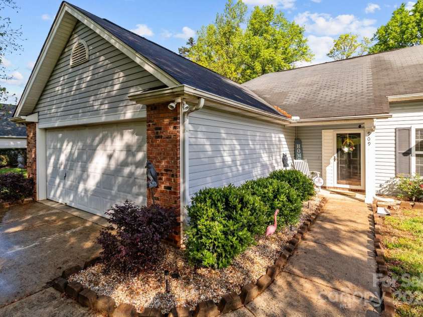 909 Jordans Pond Lane, Charlotte, NC 28214.  MLS# CAR4246378, YatesRealty ID 9578. 