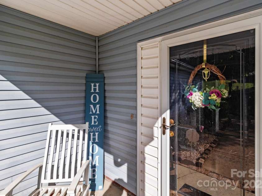 909 Jordans Pond Lane, Charlotte, NC 28214.  MLS# CAR4246378, YatesRealty ID 9578. 