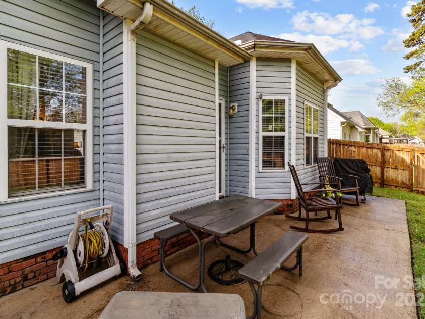 909 Jordans Pond Lane, Charlotte, NC 28214.  MLS# CAR4246378, YatesRealty ID 9578. 