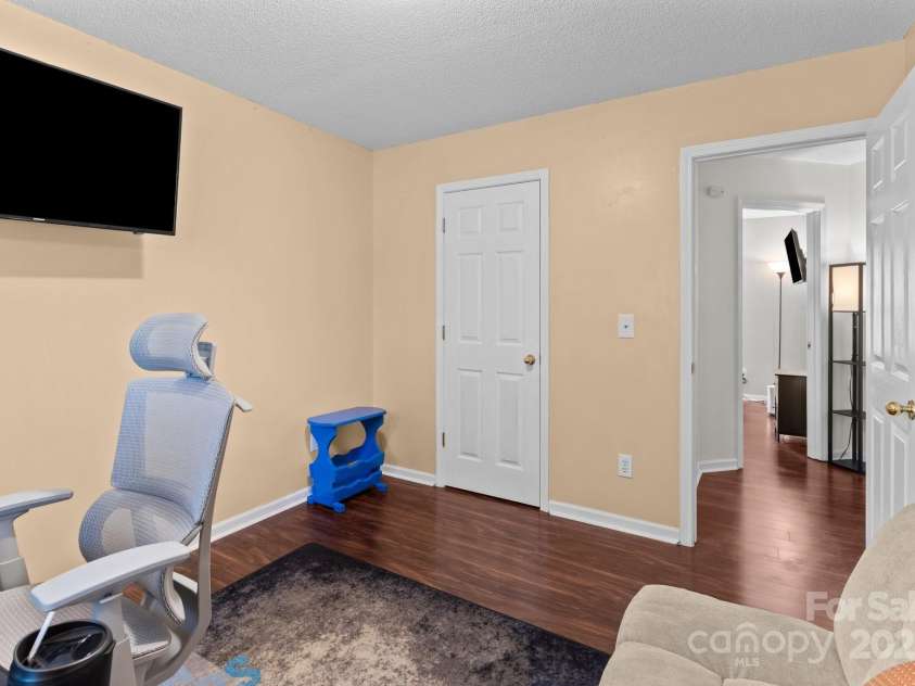 909 Jordans Pond Lane, Charlotte, NC 28214.  MLS# CAR4246378, YatesRealty ID 9578. 