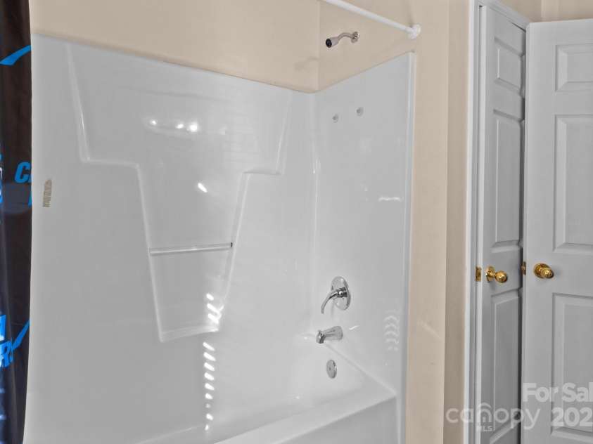 909 Jordans Pond Lane, Charlotte, NC 28214.  MLS# CAR4246378, YatesRealty ID 9578. 