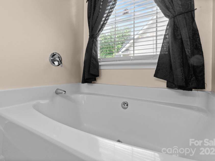 909 Jordans Pond Lane, Charlotte, NC 28214.  MLS# CAR4246378, YatesRealty ID 9578. 
