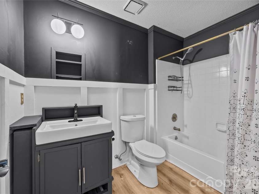 2019 Teddington Drive, Charlotte, NC 28214.  MLS# CAR4355167, YatesRealty ID 9579. Hall Bath 