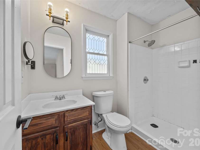 2019 Teddington Drive, Charlotte, NC 28214.  MLS# CAR4355167, YatesRealty ID 9579. Primary ensuite Bath