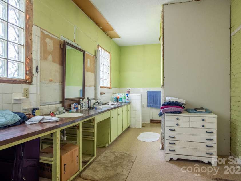 109 Fulton Street, Kings Mountain, NC 28086.  MLS# CAR4289026, YatesRealty ID 958. Bathroom - Piedmont Ave (Commercial)