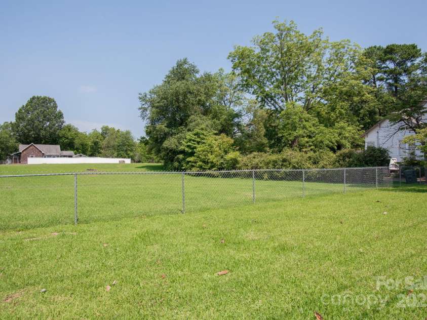 109 Fulton Street, Kings Mountain, NC 28086.  MLS# CAR4289026, YatesRealty ID 958. Corner of Piedmont Ave and Walker St - Commercial Property