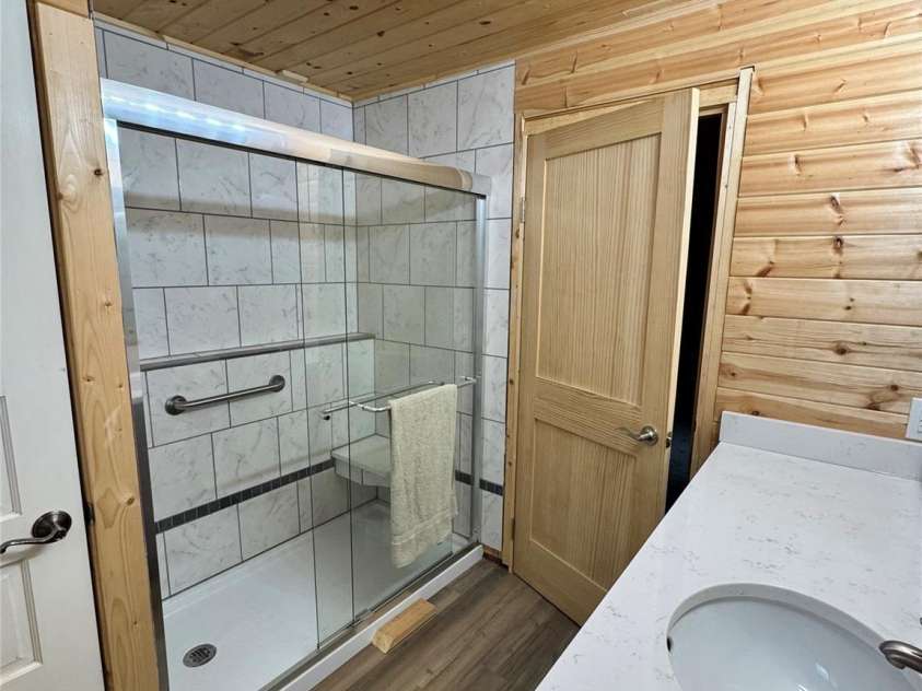 55 Summit View Drive, Marshall, NC 28753.  MLS# CAR4237579, YatesRealty ID 9581. Main bath