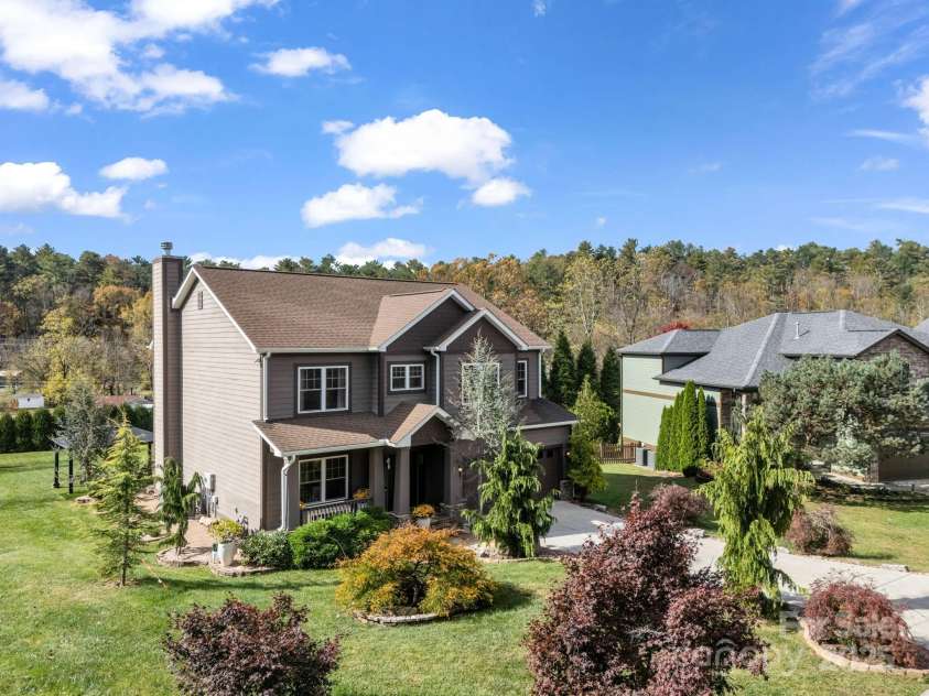 27 Drakes Meadow Lane, Arden, NC 28704.  MLS# CAR4321142, YatesRealty ID 9582. 