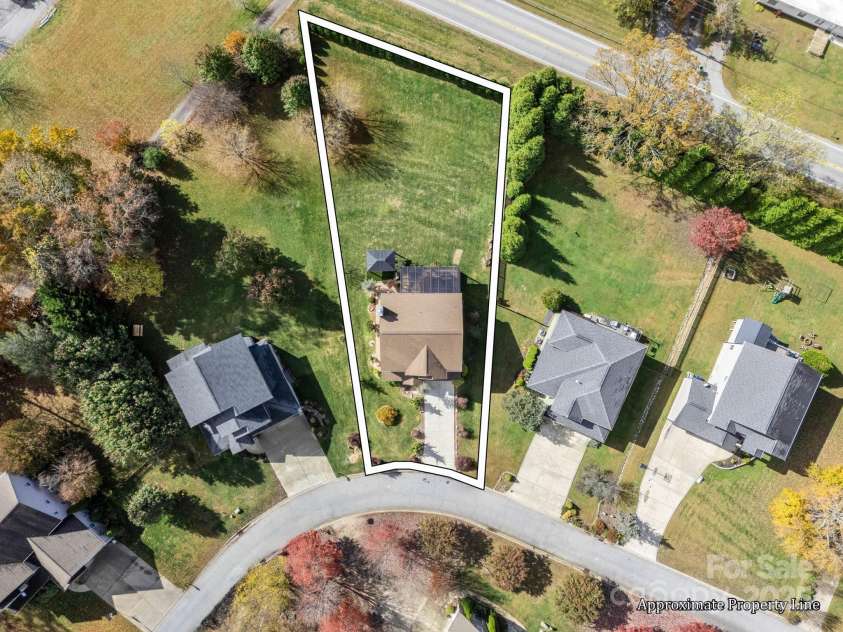 27 Drakes Meadow Lane, Arden, NC 28704.  MLS# CAR4321142, YatesRealty ID 9582. 