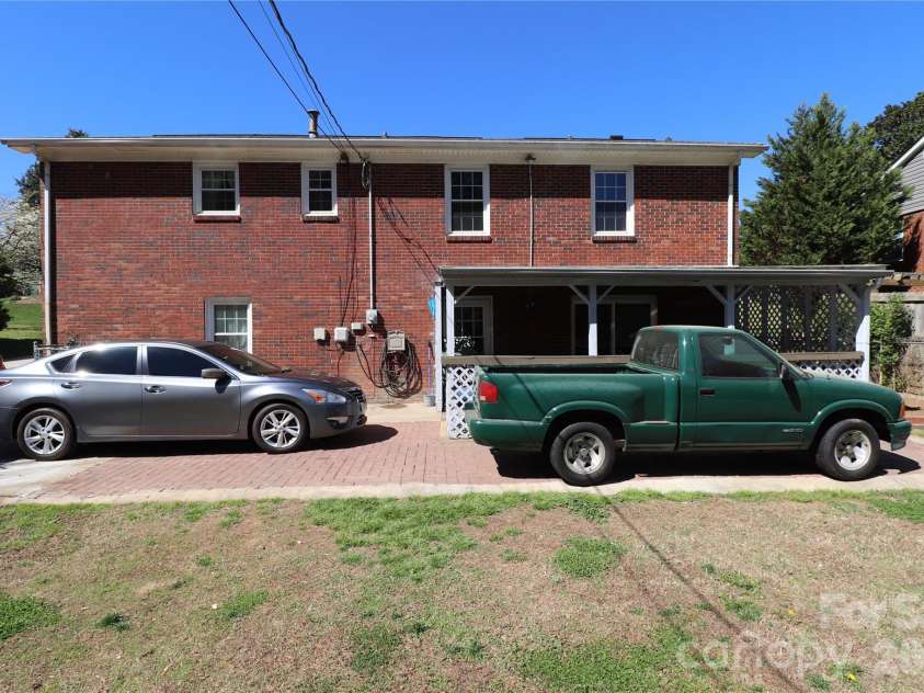 3931 Irvington Drive, Charlotte, NC 28205.  MLS# CAR4363620, YatesRealty ID 9584. 
