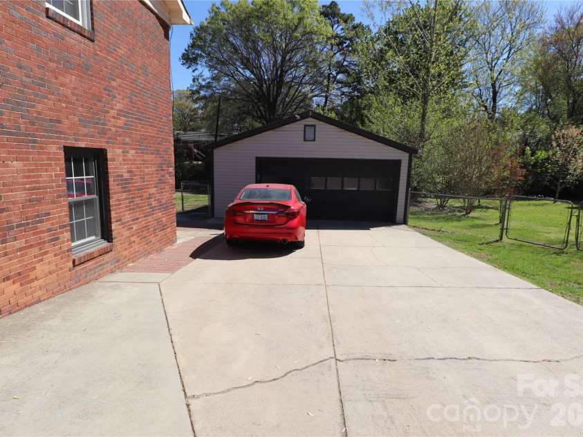 3931 Irvington Drive, Charlotte, NC 28205.  MLS# CAR4363620, YatesRealty ID 9584. 