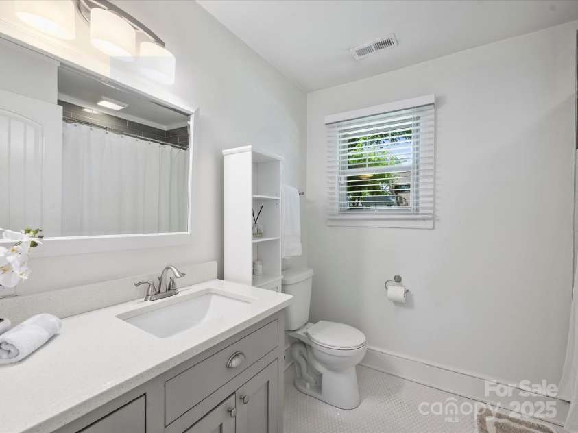 4921 Doris Avenue, Charlotte, NC 28205.  MLS# CAR4253366, YatesRealty ID 9584. Full Bath 2