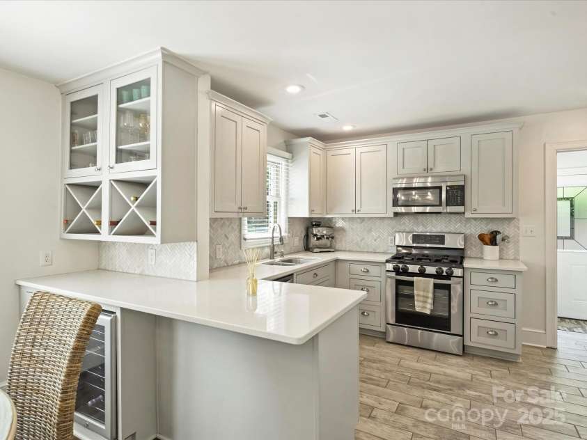 4921 Doris Avenue, Charlotte, NC 28205.  MLS# CAR4253366, YatesRealty ID 9584. Kitchen