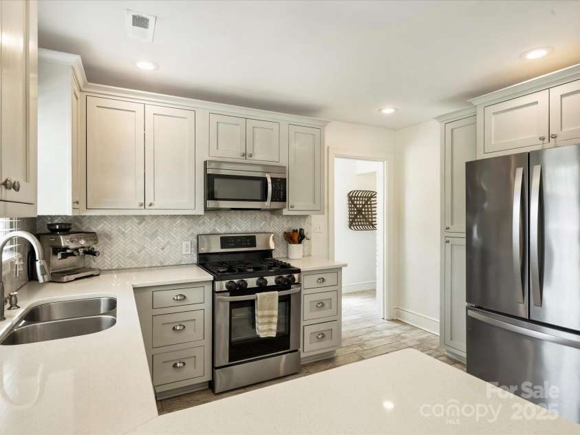 4921 Doris Avenue, Charlotte, NC 28205.  MLS# CAR4253366, YatesRealty ID 9584. Kitchen