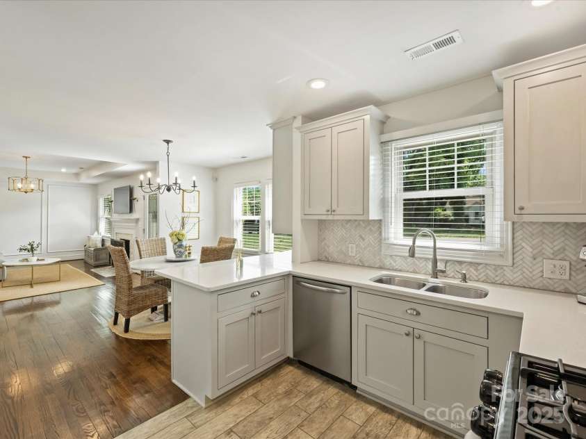 4921 Doris Avenue, Charlotte, NC 28205.  MLS# CAR4253366, YatesRealty ID 9584. Kitchen