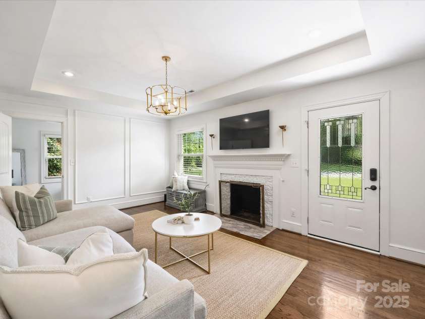4921 Doris Avenue, Charlotte, NC 28205.  MLS# CAR4253366, YatesRealty ID 9584. Living Room